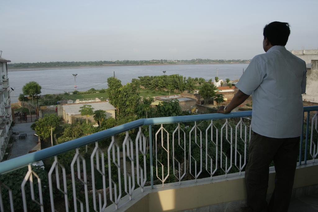 Temple On Ganges 3*