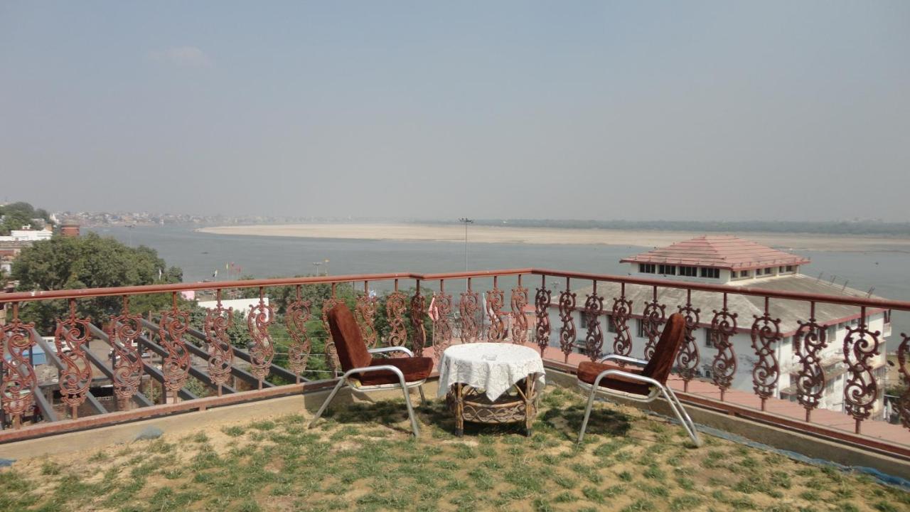 Temple On Ganges 3*